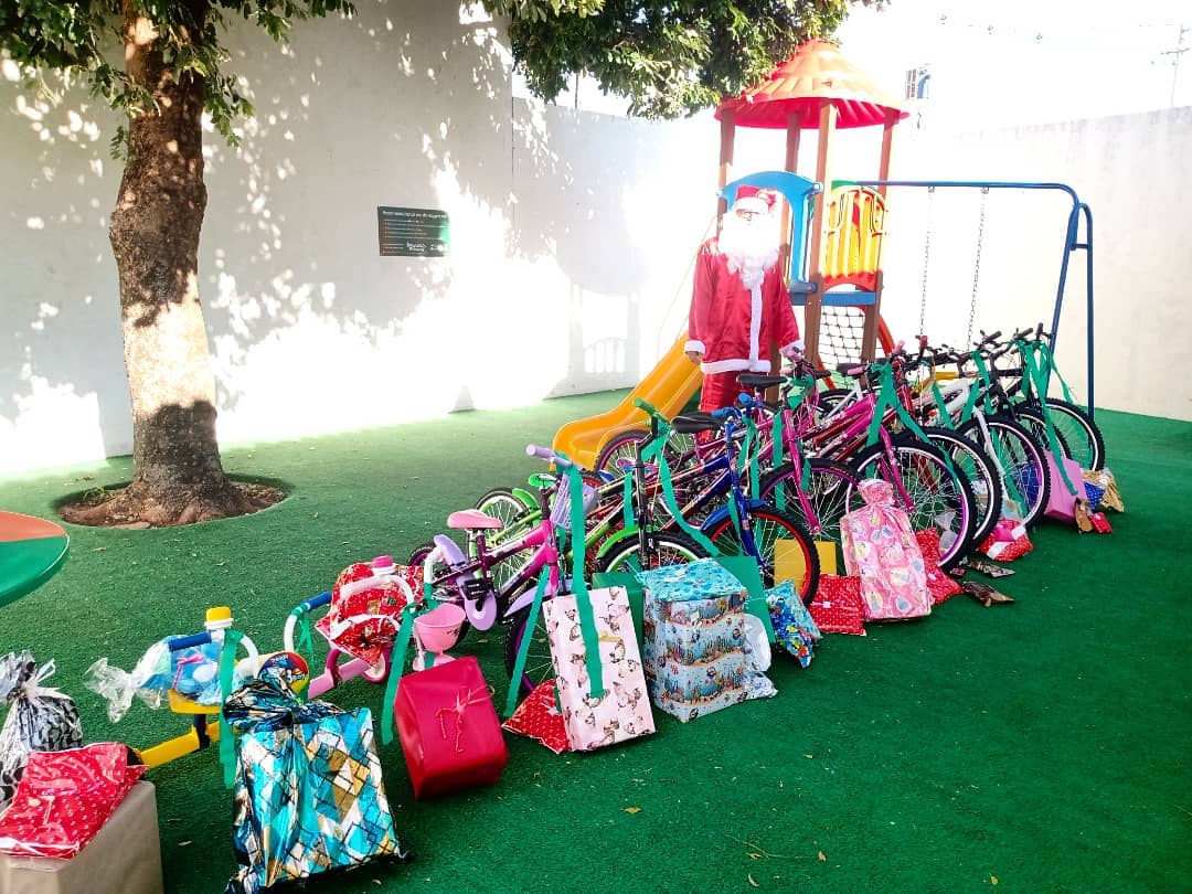 Em Taquaritinga (SP): Prefeitura presenteia crianças da Casa Abrigo com brinquedos e bicicletas