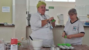 Curso de cupcakes no CEMIS aposta em inclusão e renda extra para participantes