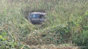 Bebê de 6 meses é salvo após carro capotar e parar em córrego na região de Vila Negri