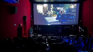 Sessão de cinema em inglês leva cultura e aprendizado a estudantes do CEL
