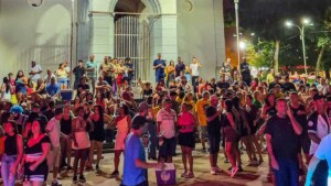 Noite de nostalgia: “Flashback” anima público na Praça Waldemar D’Ambrósio no feriado de 1º de Maio