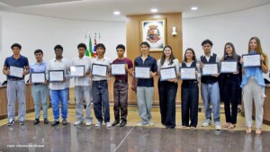 Estudantes assumem cadeiras no Parlamento Jovem