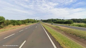 Caminhão tomba em acesso à Via Carl Fischer e carga fica espalhada na pista em Matão