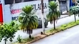 Câmera registra capotamento após colisão com veículo estacionado na Avenida Vicente José Parise