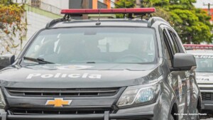 Casal é preso por tráfico de drogas durante abordagem na Avenida Emilio Girotto