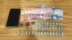 Homem é preso por tráfico de drogas após tentar fugir da PM no Jardim São Sebastião