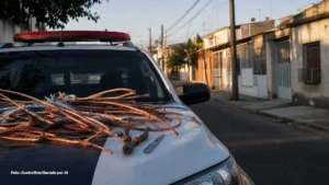 Homem é detido após ser flagrado com fios furtados de residência