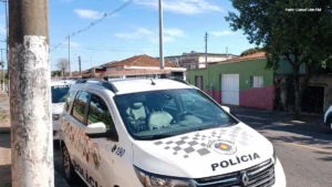 Moto com placa irregular e motor adulterado é localizada abandonada no Centro