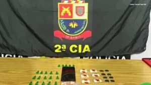 Mulher é presa por tráfico de drogas e adolescente é apreendida durante ação da PM