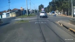 Motociclista fica ferido após acidente com veículo da Saúde
