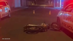 Motociclista fica ferida após colisão com viatura da Polícia Militar em Taquaritinga
