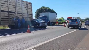 Caminhão perde os freios e provoca engavetamento com cinco veículos na SP-333