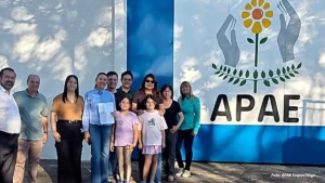 Advogada transforma aniversário de 40 anos em ação solidária e faz doação à APAE