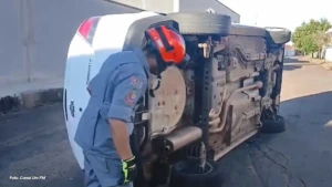 Prisma tomba em Taquaritinga e motorista escapa sem ferimentos