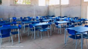 Projeto De Mãos Dadas recebe doação de mesas e cadeiras da Maqmóveis