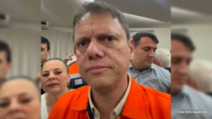 Tarcísio anuncia envio de telhas e linhas de crédito para auxiliar Taquaritinga após temporal