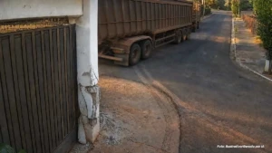 Treminhão danifica garagem na Vila Buscardi e deixa morador no prejuízo