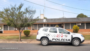 Motociclista fica ferida após colisão com carro em cruzamento