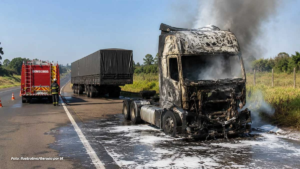 Caminhão pega fogo na SP-333 na divisa entre Taquaritinga e Jaboticabal
