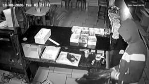 Câmeras registram furto em estabelecimento durante a madrugada