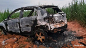 Carro é encontrado completamente queimado no Itagaçaba