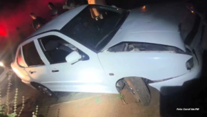 Mulher é presa após bater carro em poste e teste do bafômetro apontar embriaguez