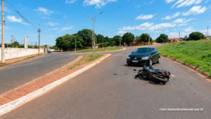 Motociclista fica ferida após acidente em rotatória próximo à Fundação Edmilson