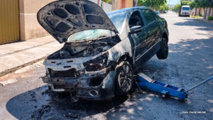 Carro pega fogo durante teste após manutenção em oficina na Vila Romana