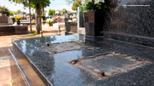 Mulher denuncia furto de placas de bronze em túmulo no Cemitério Municipal