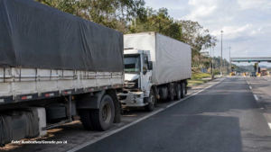 Caminhoneiro fica ferido após colisão entre dois caminhões na Rodovia Washington Luís