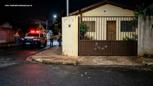 Moradora encontra marcas de tiros no portão de casa após ouvir disparos no Jardim Paraíso I