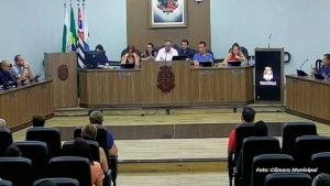 Câmara aprova projetos e mantém veto a sensores de glicose
